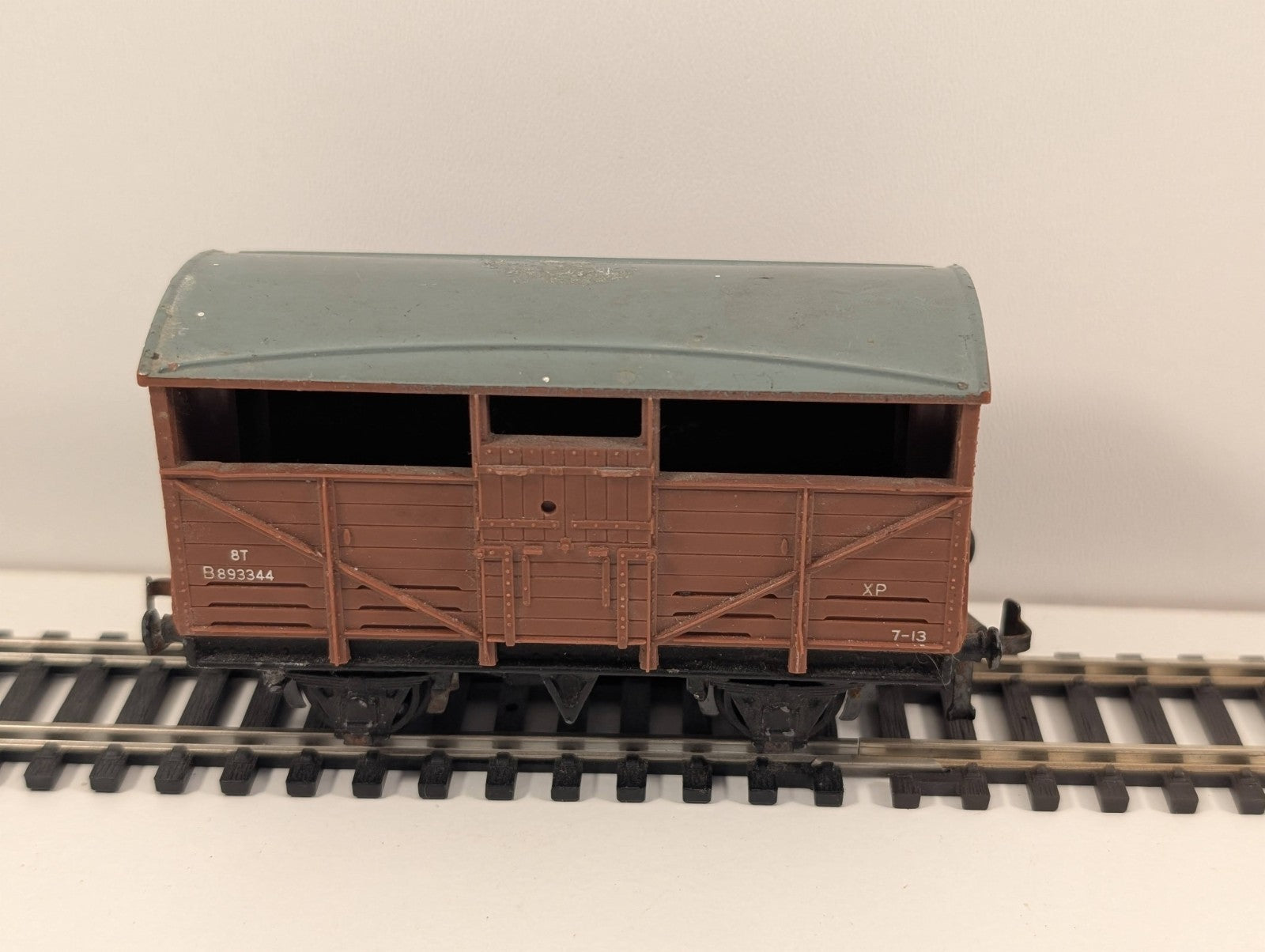 Hornby Dublo 8T Cattle Wagon – OO Gauge