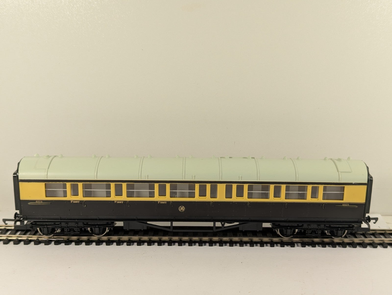 Hornby Railways R429 OO Gauge GWR 57ft Composite Coach Boxed