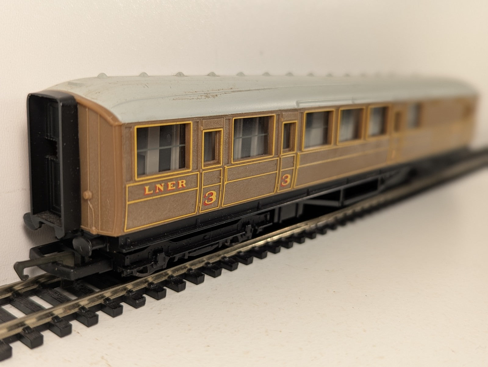 Hornby OO Gauge LNER Teak Composite Coach Coaches 4237
