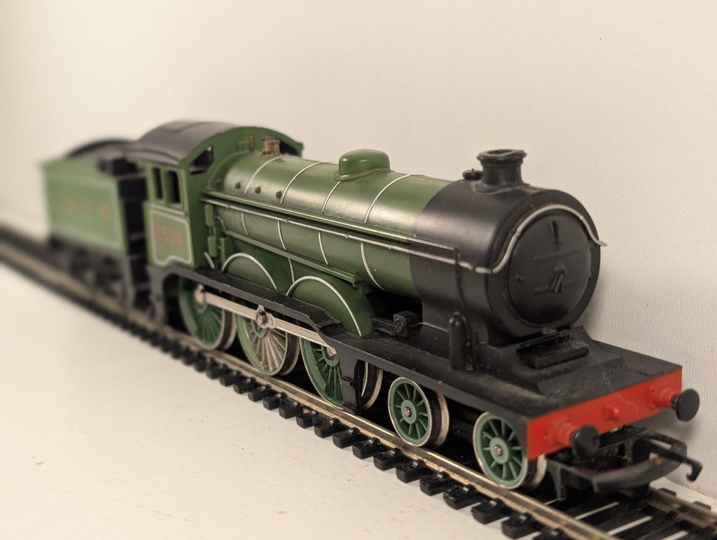Hornby R866 OO Gauge Class B12 4-6-0 LNER Apple Green
