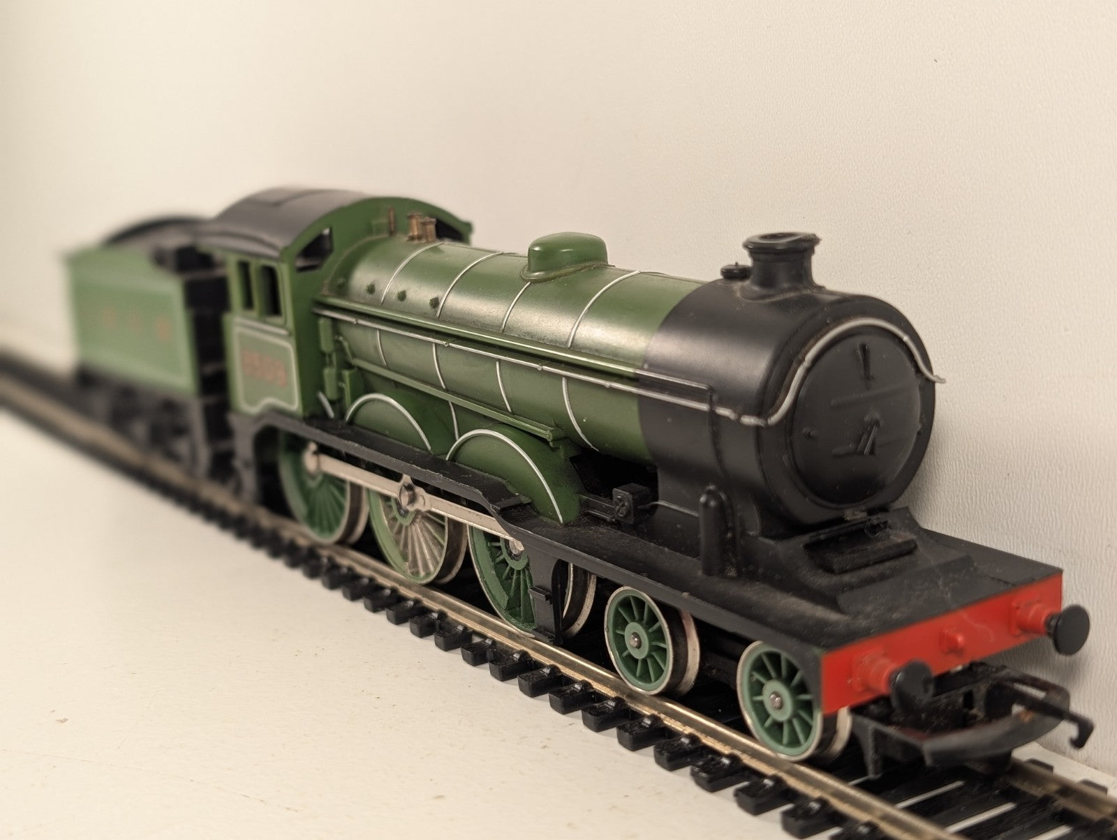 Hornby R866 OO Gauge Class B12 4-6-0 LNER Apple Green