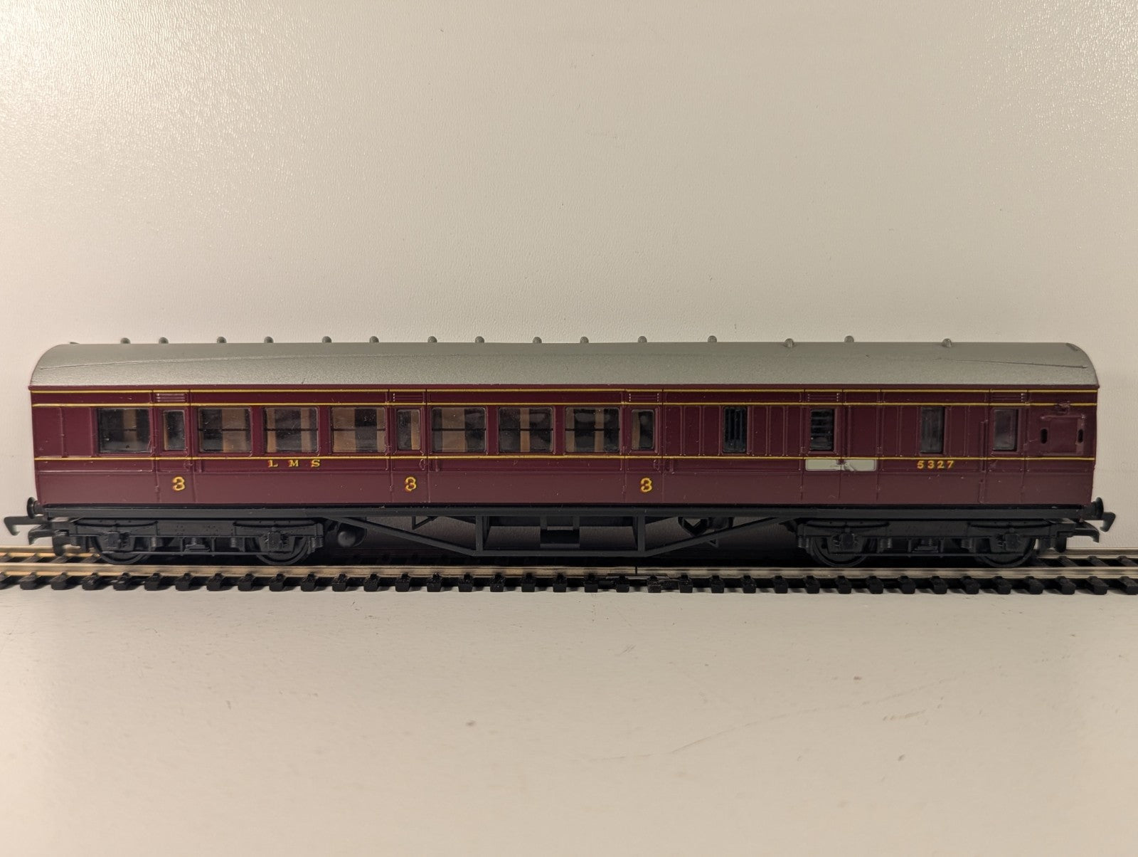 Mainline 37110 OO Gauge LMS 57ft Brake Third Coach No. 5327 Maroon