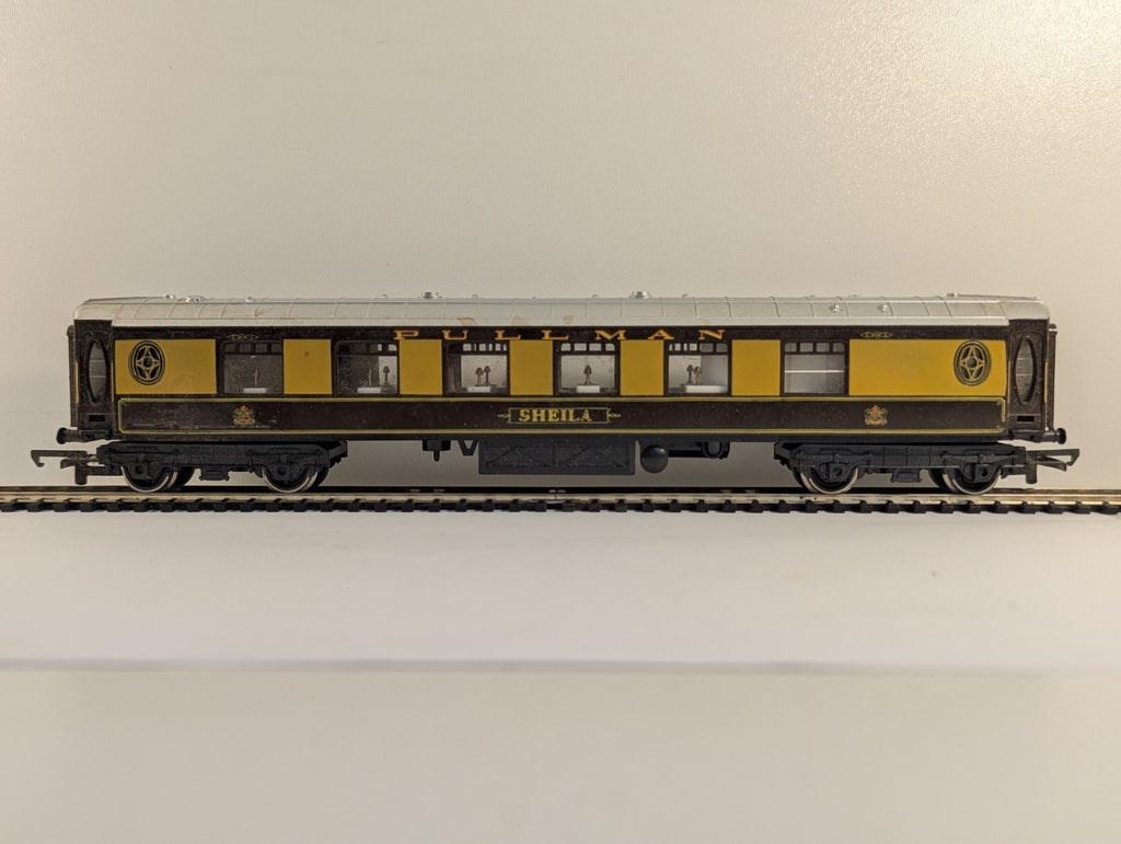 Hornby R229 OO Gauge Pullman Coach "Sheila" - Damaged Name Decals