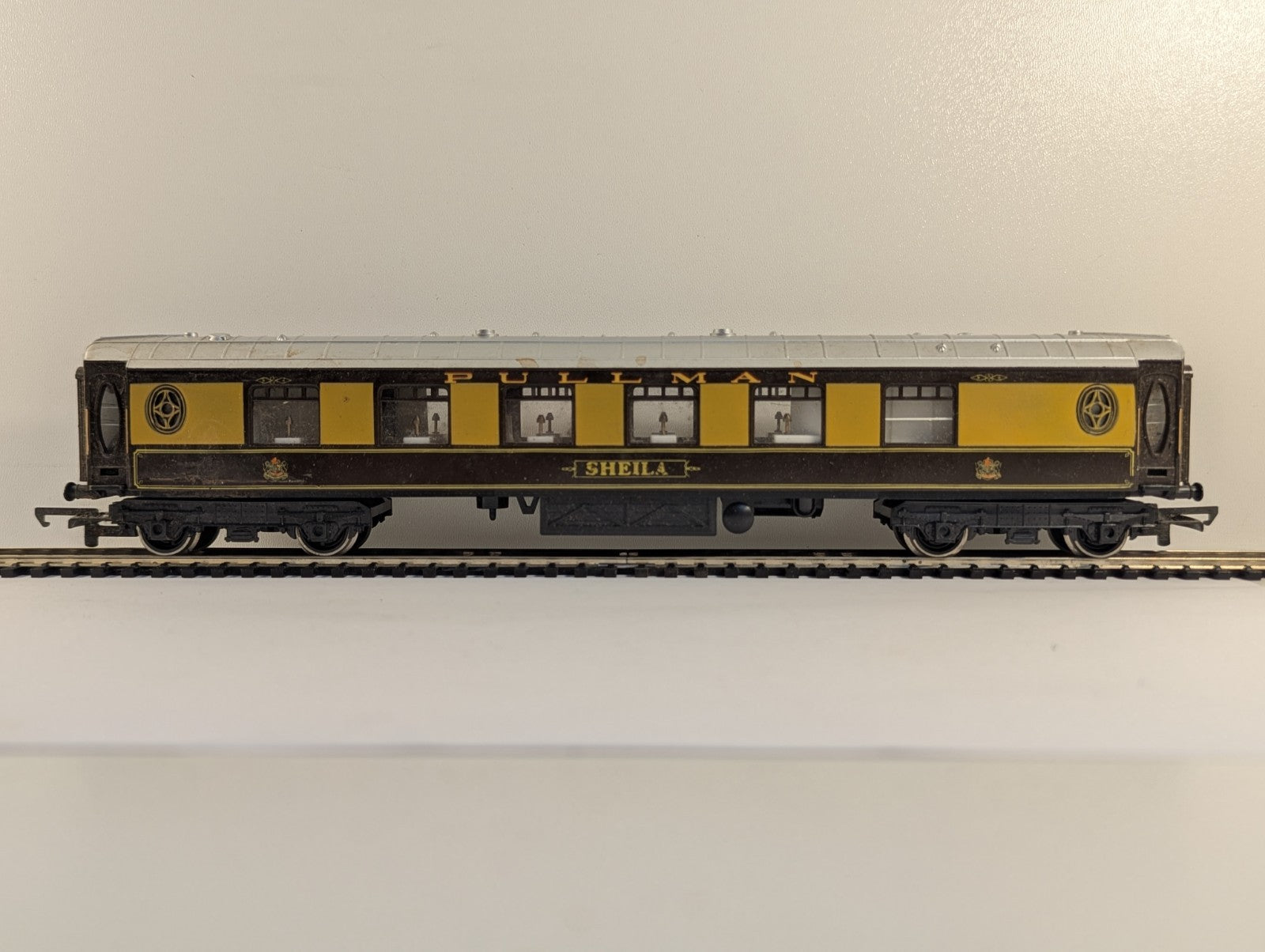 Hornby R229 OO Gauge Pullman Coach "Sheila" - Damaged Name Decals
