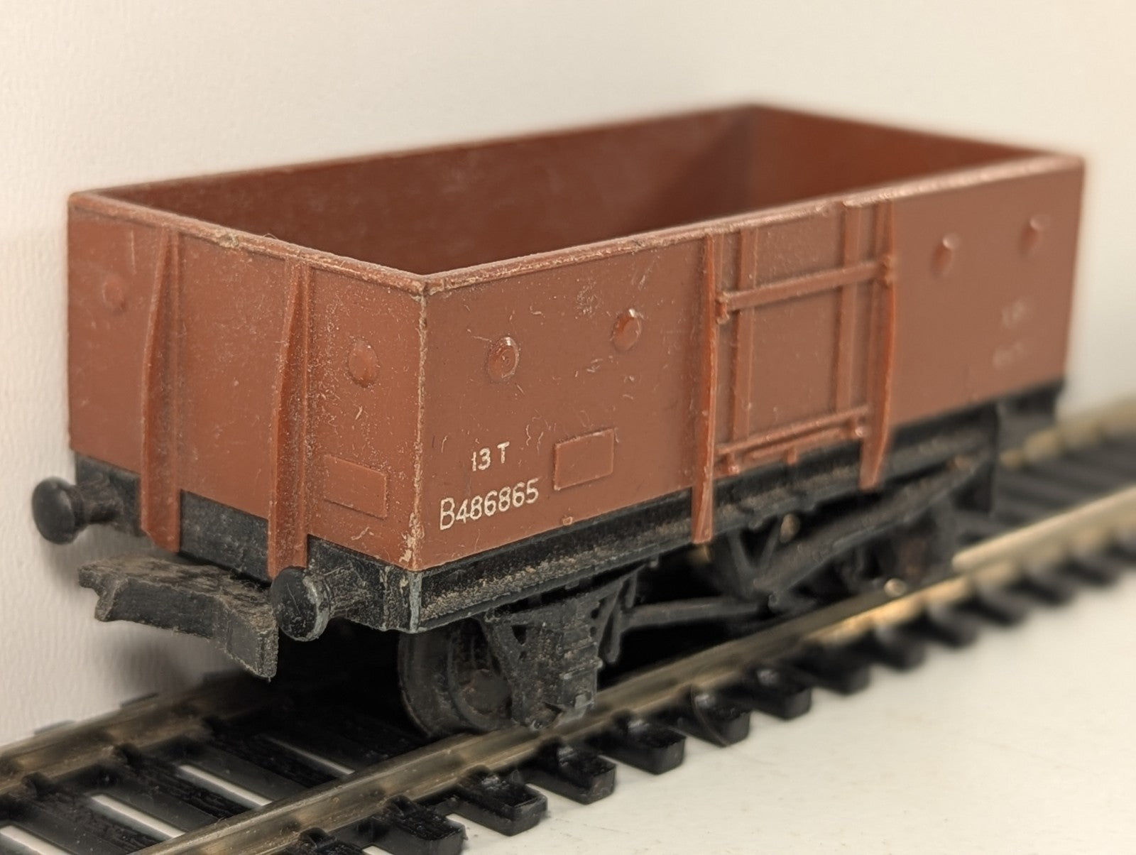 Hornby Dublo 4640 BR 13 Ton Mineral Wagon Brown OO Gauge - missing buffer head