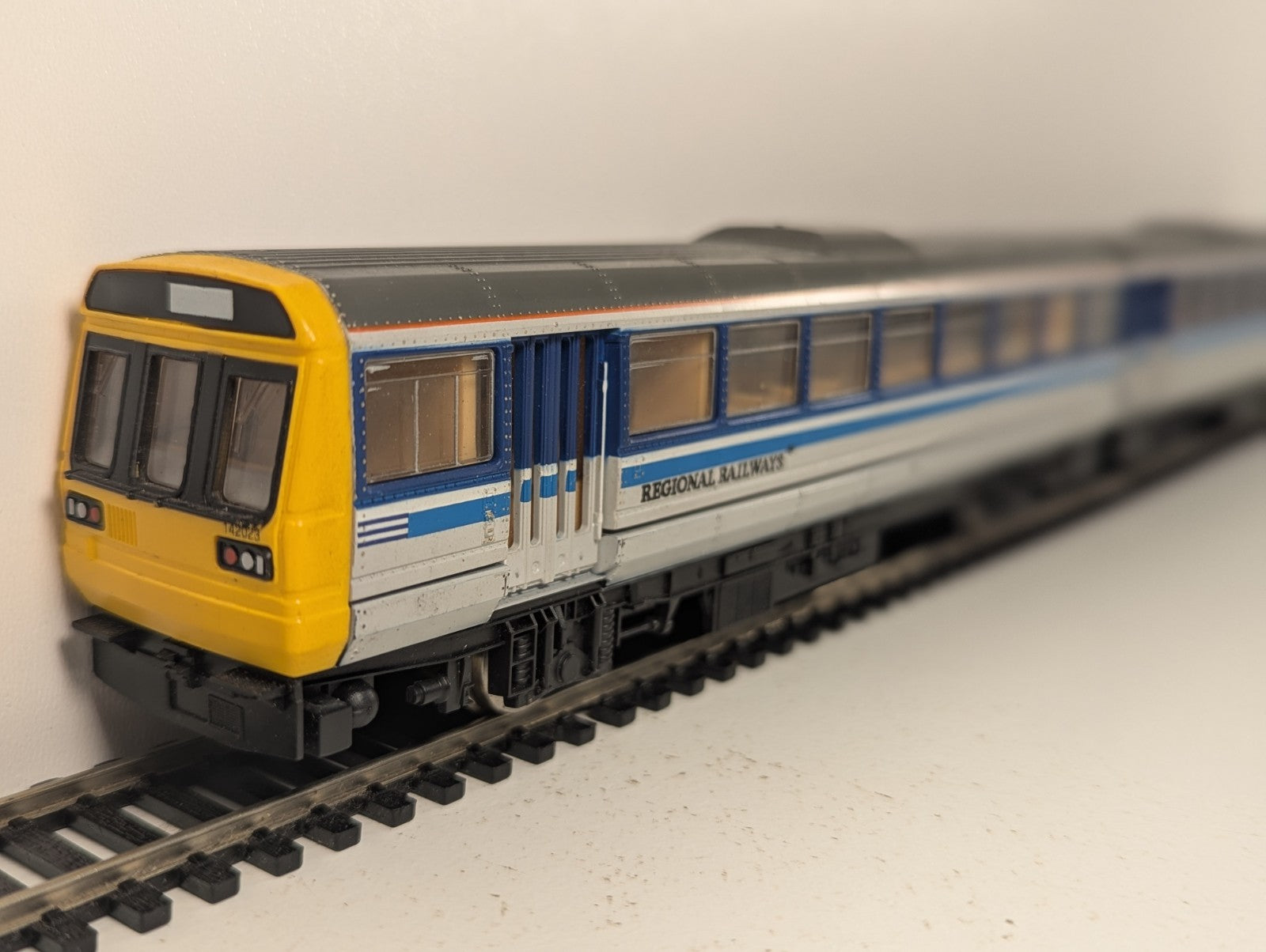 Hornby OO Gauge Class 142 Pacer 2-Car DMU Diesel Multiple Unit , Regional Livery