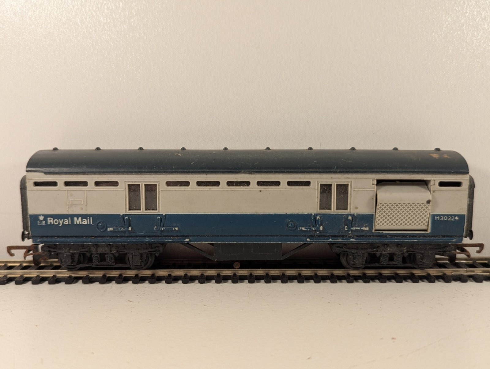 Tri-ang R23 OO Gauge Operating Mail Coach BR Blue & Grey