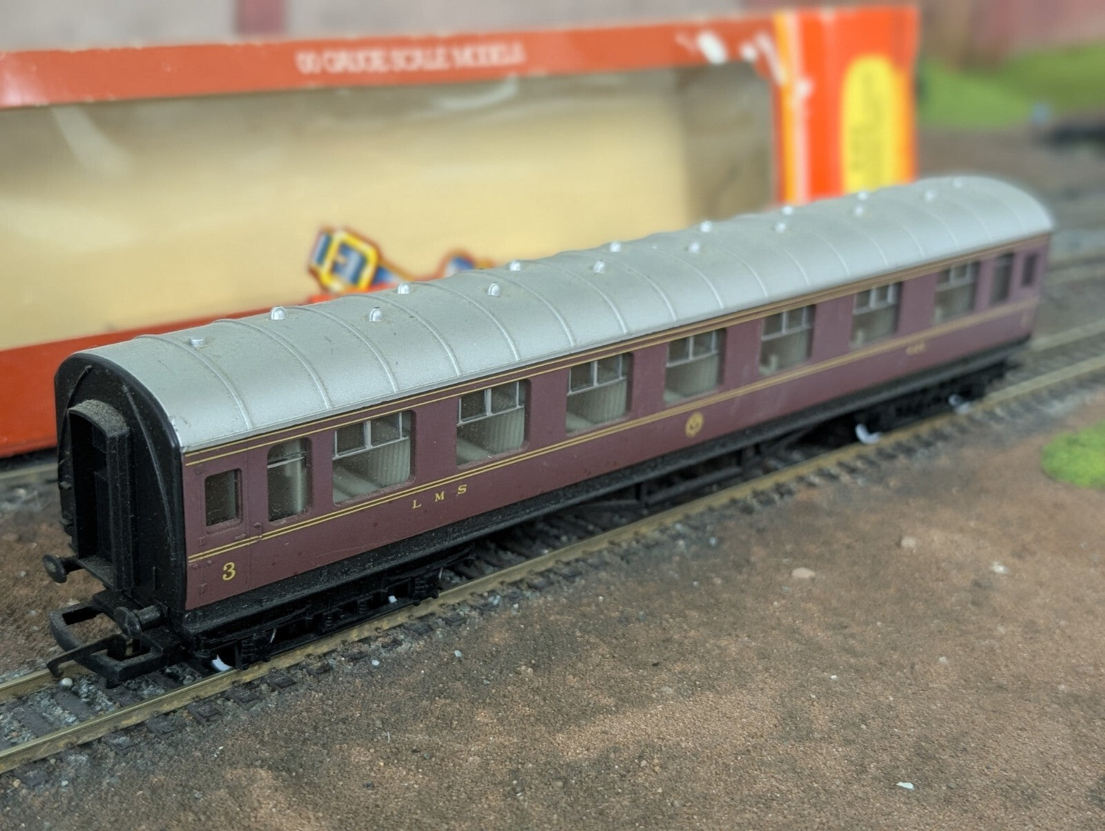 Hornby R474 Hornby RN 4120 LMS Stannier Composite Coach OO Gauge