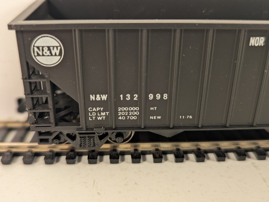 Athearn HO Gauge Norfolk & Western 3-Bay Hopper wagon 132998