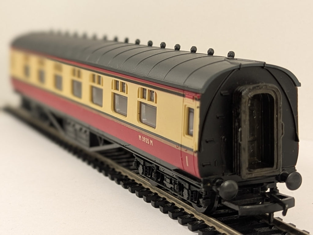 GMR Airfix 54203-4 OO Gauge BR Blood & Custard Composite Corridor Coach Boxed