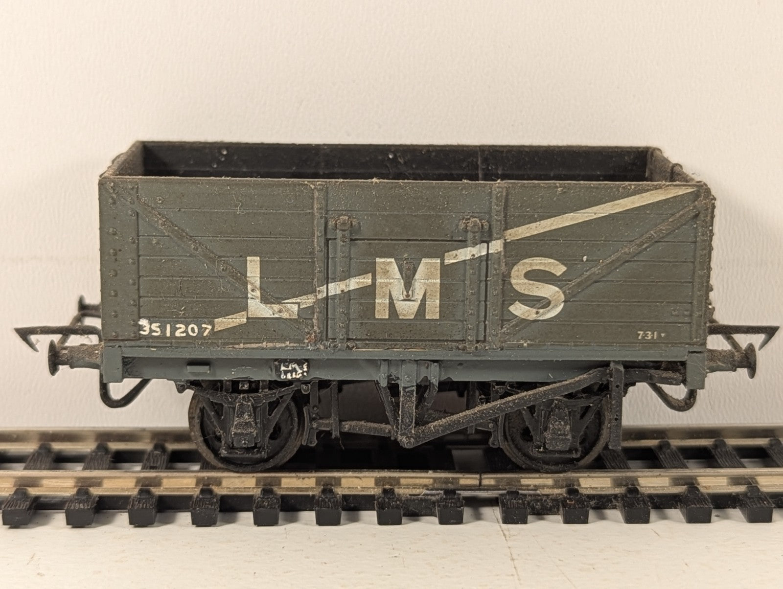 Kitbuilt OO Gauge LMS 7-Plank Mineral Wagon - Grey