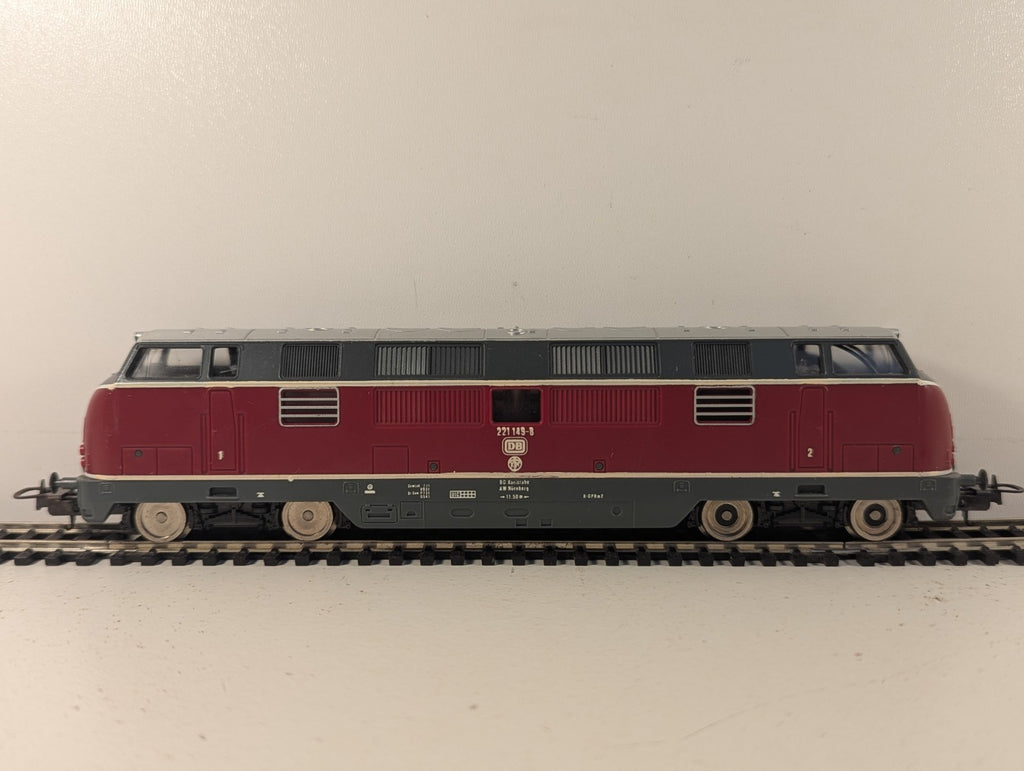 Lima HO Gauge DB Class 221 Diesel Locomotive 221 149-8 DB Crimson & Grey