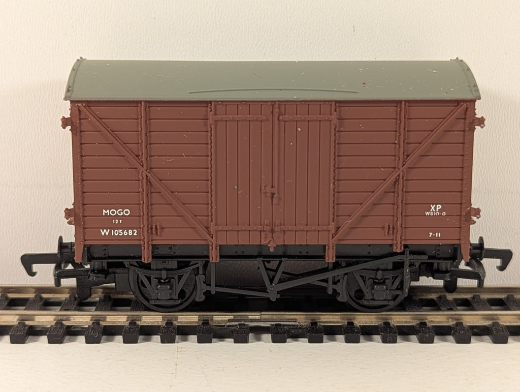 Mainline 37412 OO Gauge BR Bauxite 12T Mogo Van - Boxed