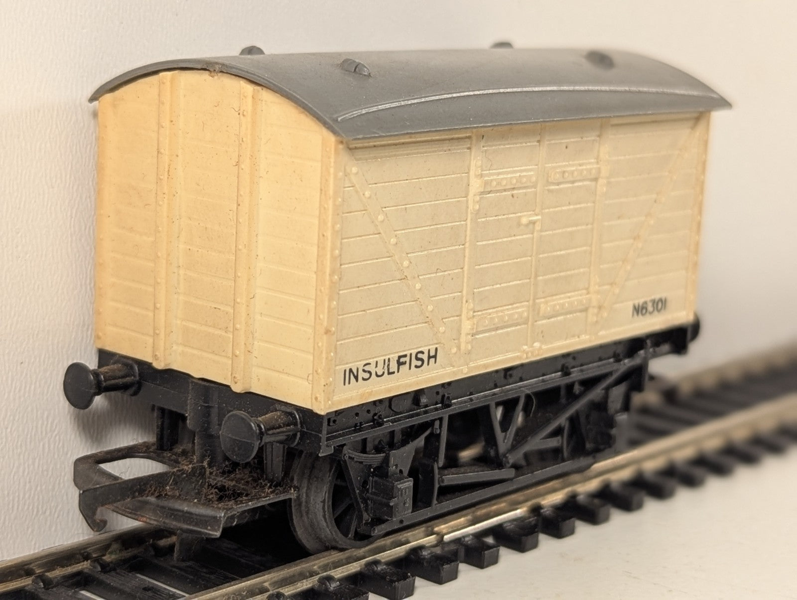 Tri-ang Railways R14 OO Gauge Insulfish Van N6301 Cream