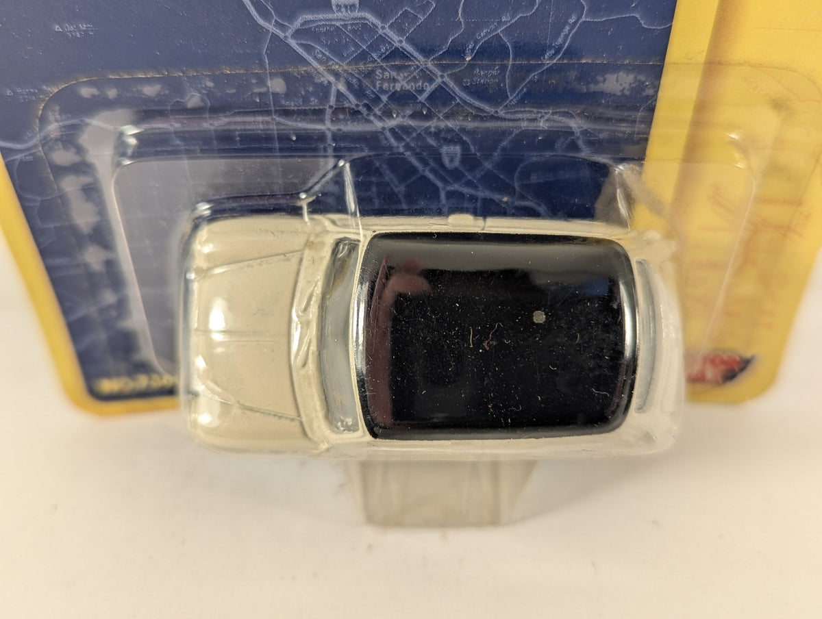 Motor Max Classic Mini Cooper Die-cast Model Car Cream with Black Roof 73600