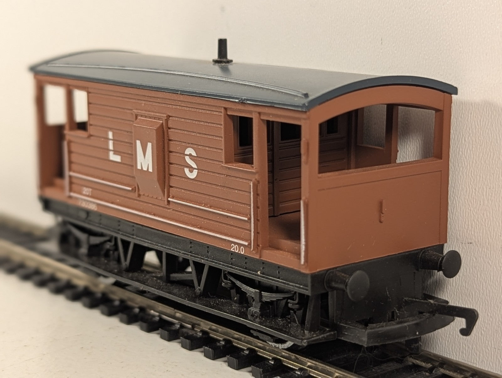 Hornby OO Gauge LMS 20 Ton Brake Van 730386 LMS Bauxite R016