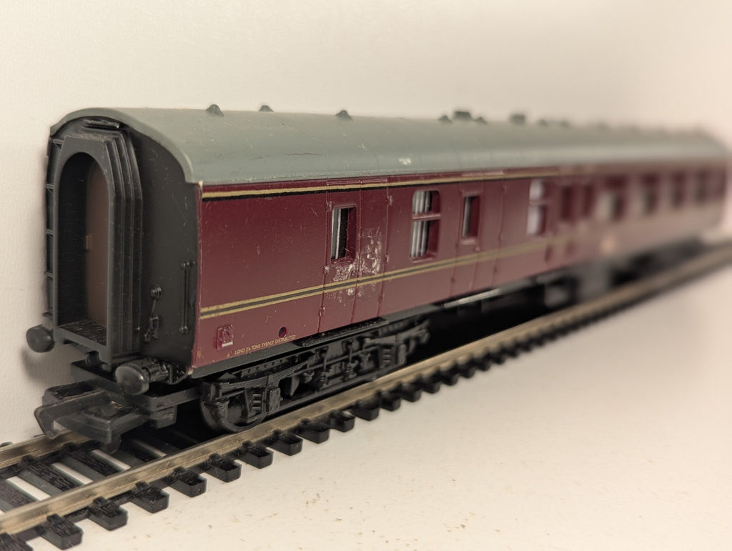 Mainline BR Mk1 Brake Second Corridor Coach Maroon OO Gauge