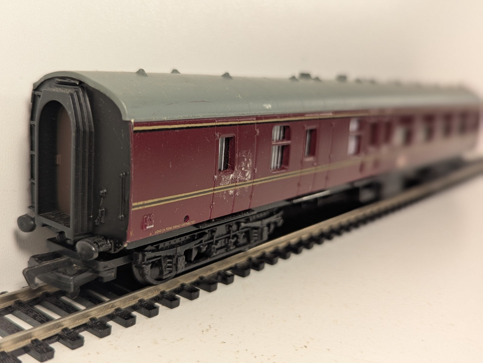 Mainline BR Mk1 Brake Second Corridor Coach Maroon OO Gauge