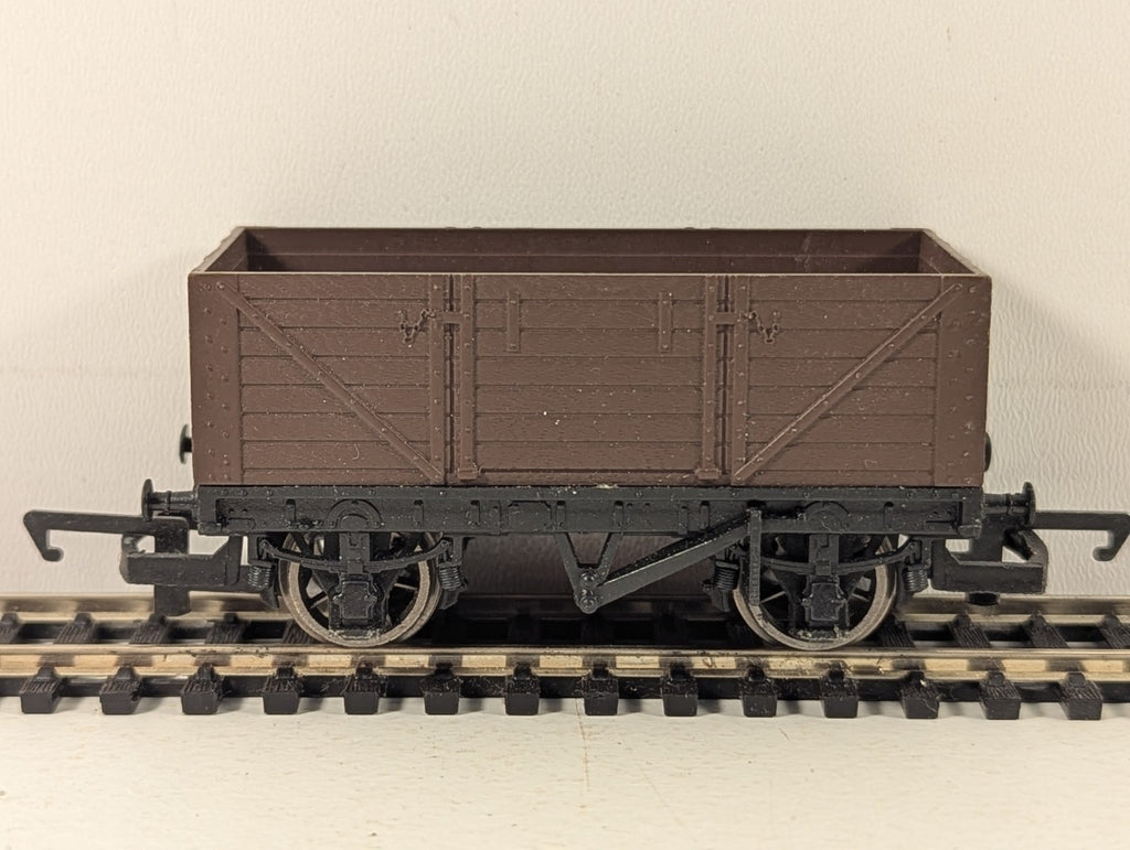 Hornby OO Gauge 7 Plank Open Wagon Goods Wagon Plain Brown