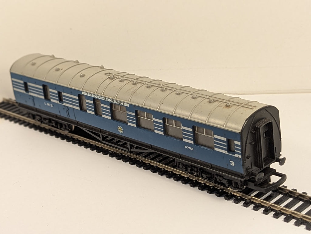 Hornby R423 OO Gauge LMS Coronation Scot 3rd Class Coach 5792