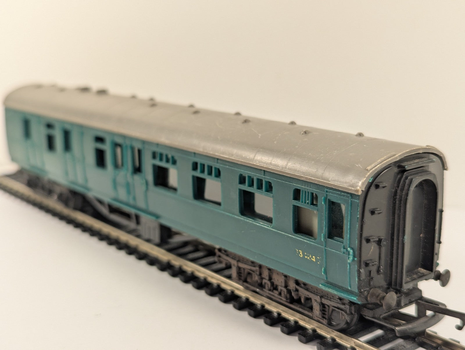 Tri-ang Hornby R622 OO Gauge BR Green Mk1 Corridor Composite Coach