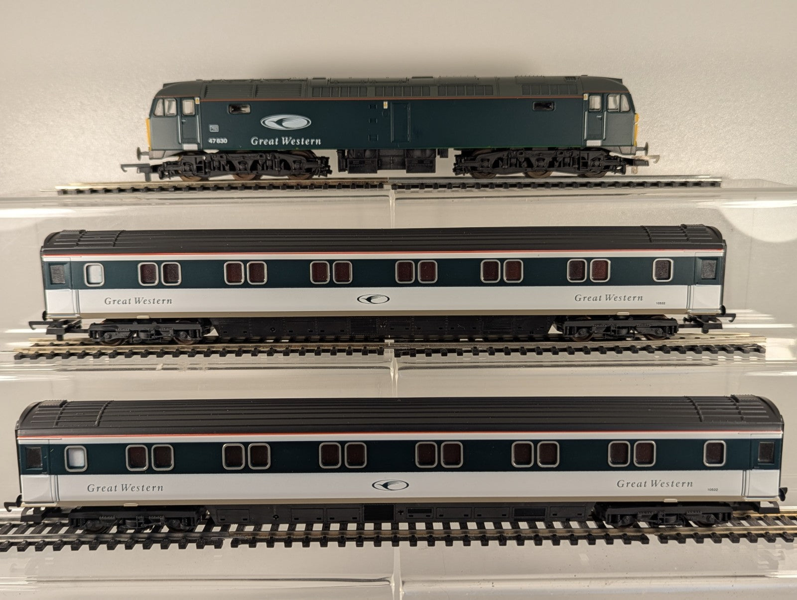 Lima L149970 OO Gauge GWR Class 47 & Two Mk3 Sleeper Coaches Set - boxed