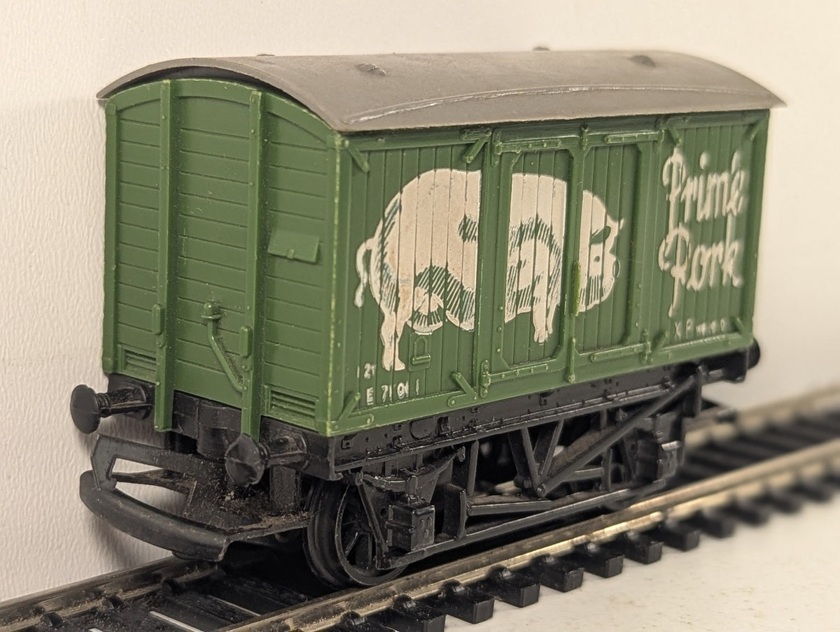 Hornby OO Gauge Prime Pork Ventilated Van Goods Wagon E71011 Prime Pork Green