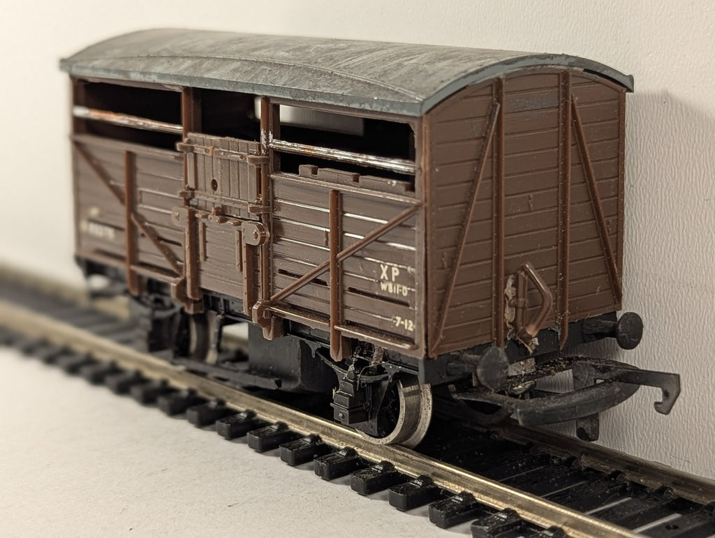 Airfix OO Gauge BR 12T Cattle Wagon B893776 BR Brown 54308