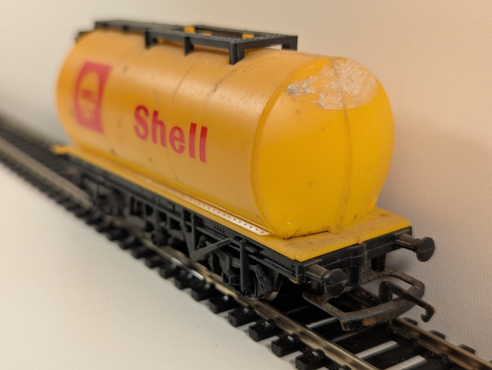 Hornby R132 TTA Tank Wagon “Shell” – OO Gauge