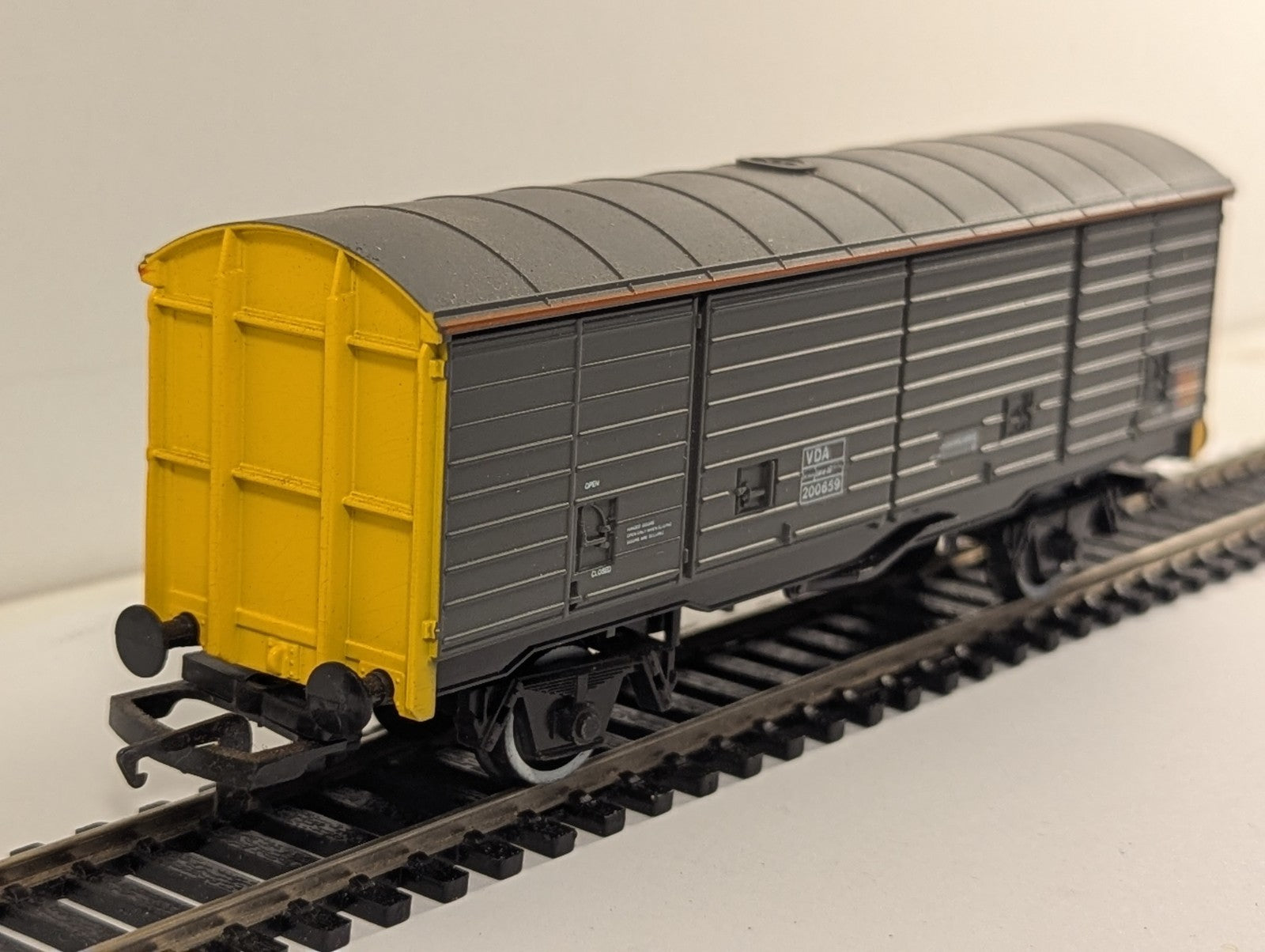 Hornby R235 OO Gauge BR Railair VDA Sliding Wall Van 200659