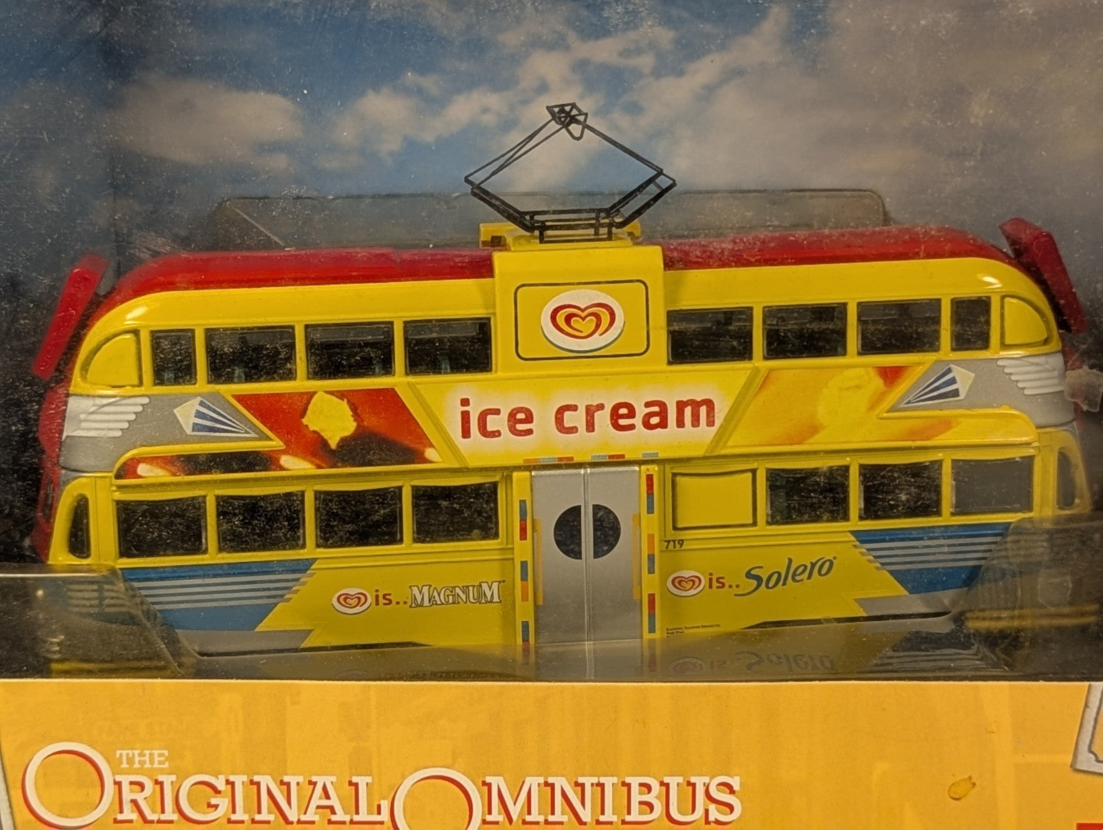 Corgi 1:76 Scale Balloon Tram 719 Blackpool Transport (Wall's) OM43