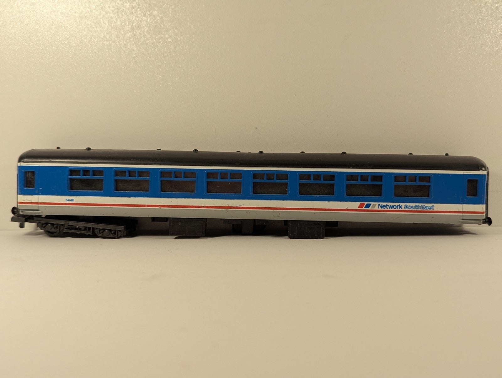 Lima OO Gauge British Rail Mark 1 TSO Passenger Coach 5448 Network SouthEast