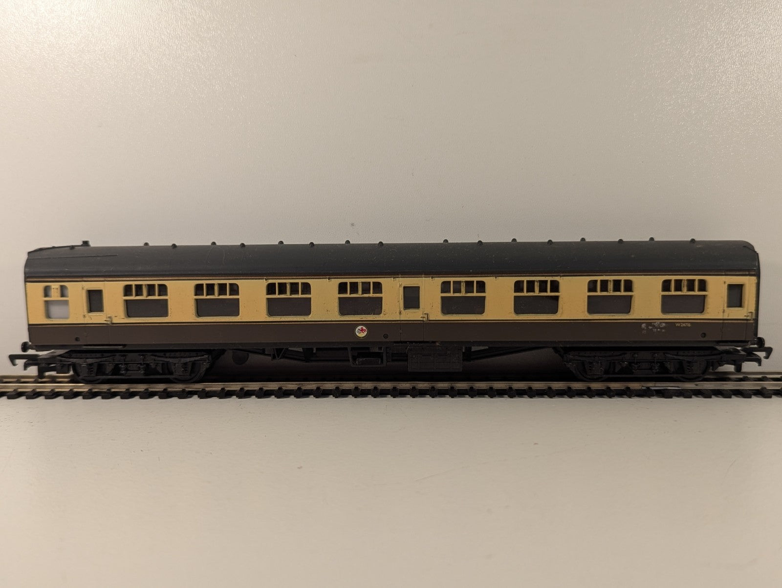Mainline 37-105 BR Mk1 Second Corridor Coach Chocolate & Cream OO Gauge