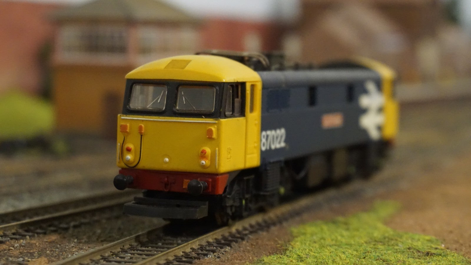 Lima 205155 Class 87 No 87022 Cock O' The North in Large Logo Livery