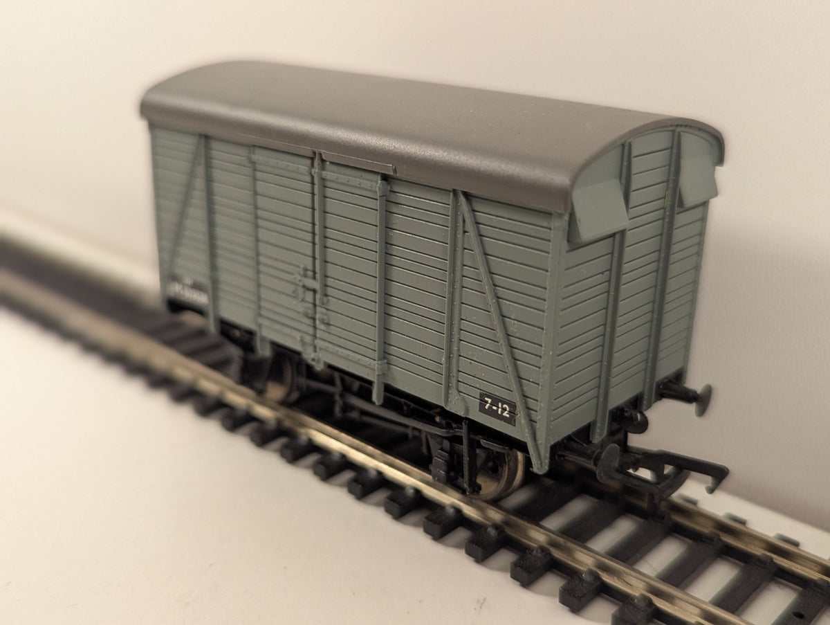 Hornby R1075 OO Gauge SR 12t Double Vent Van M16485