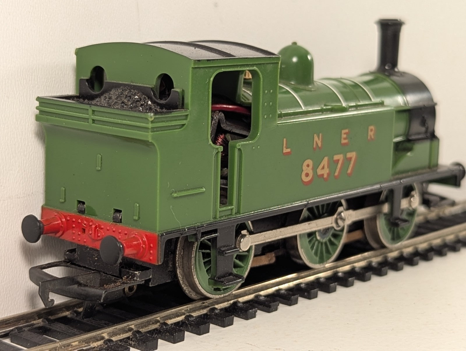 Hornby OO Gauge LNER Class J83 0-6-0T Locomotive 8477 LNER Green