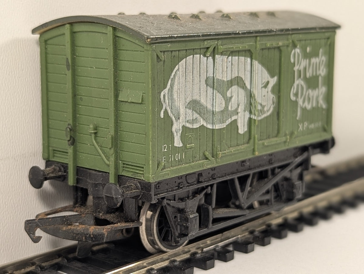Hornby OO Gauge Prime Pork Closed Van Goods Wagon E71011 Green 'Prime Pork'