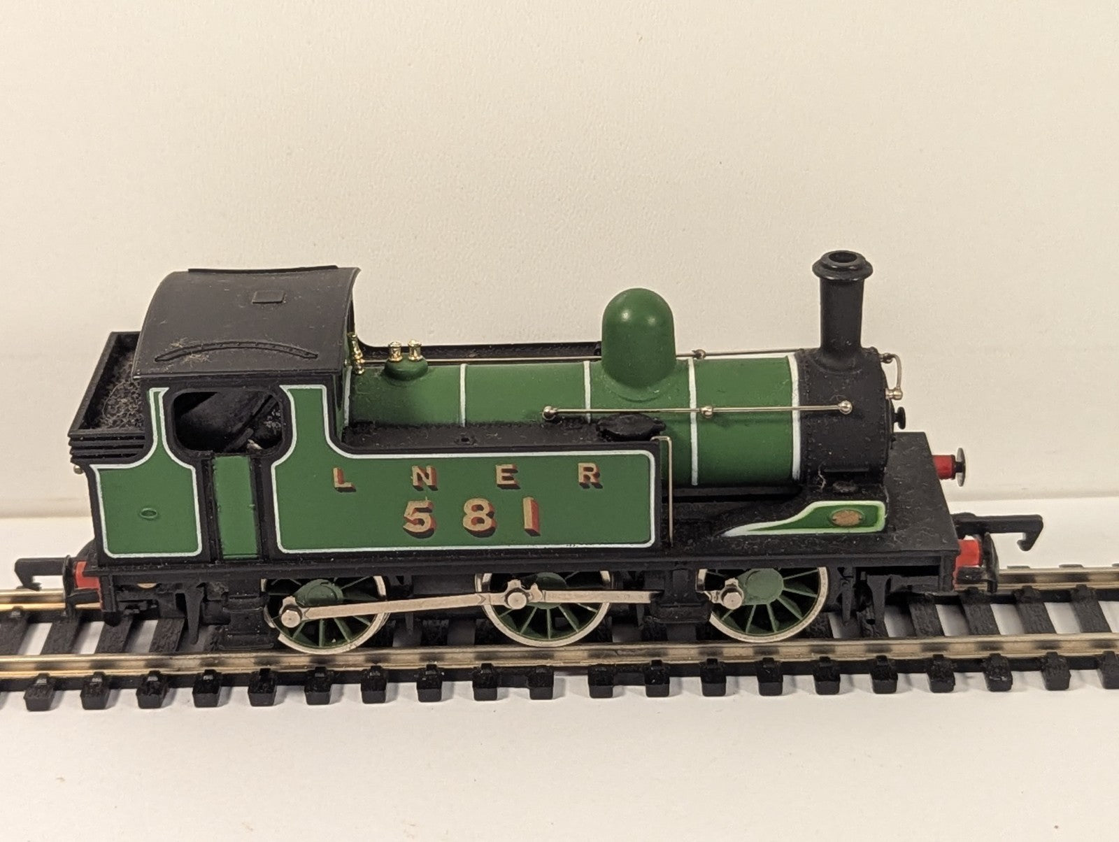 Mainline 37054 OO Gauge Class J72 0-6-0T LNER Apple Green – Spares/Repair