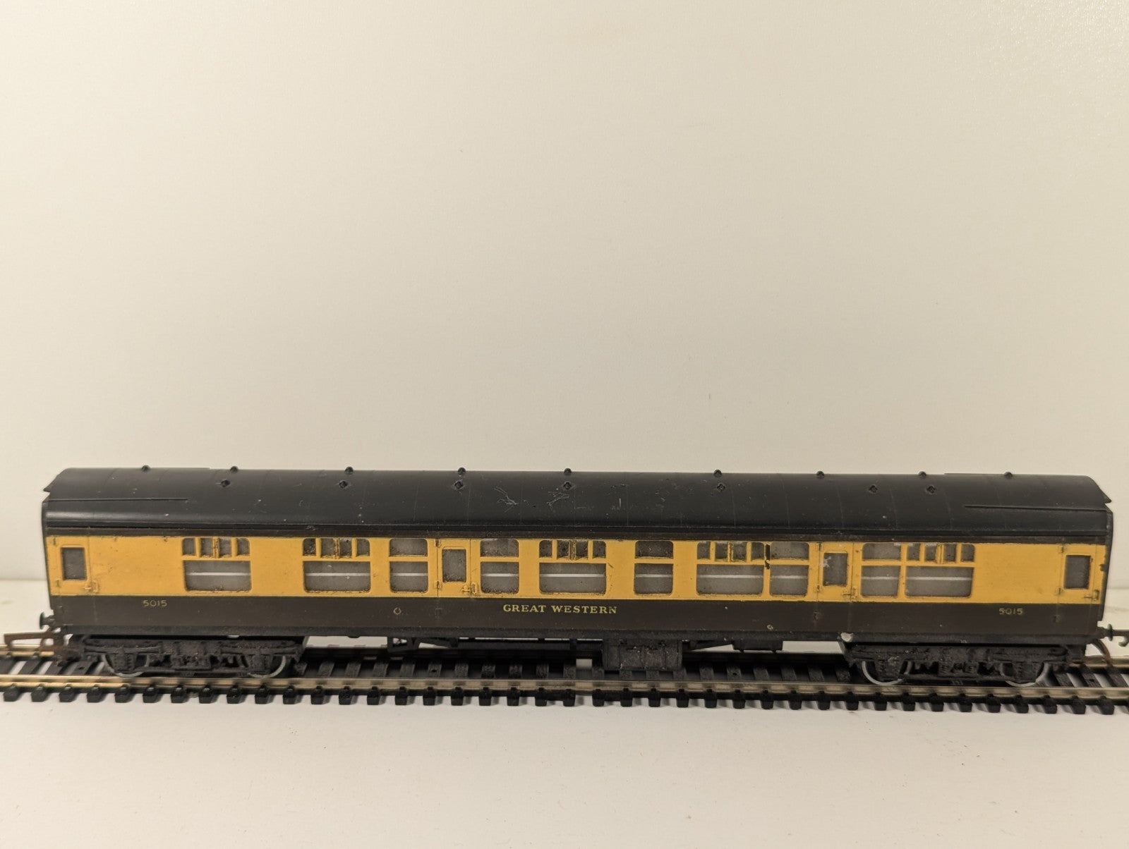 Hornby R743 OO Gauge GWR Mk1 Composite Coach Chocolate & Cream