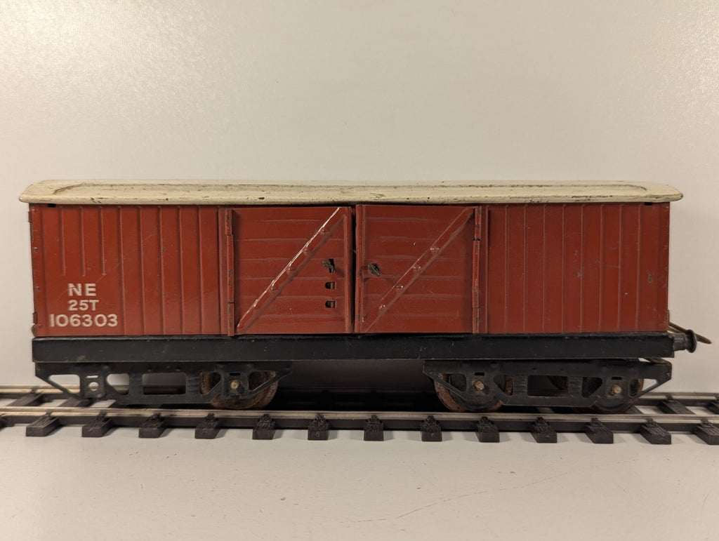 Hornby Series O Gauge No.2 NE Brown Luggage Van