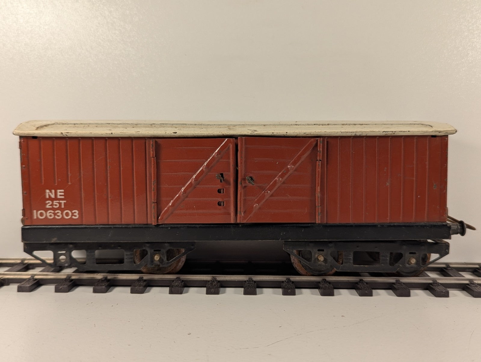Hornby Series O Gauge No.2 NE Brown Luggage Van