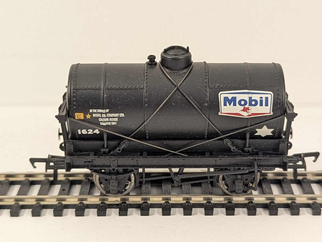Bachmann OO Gauge 14 Ton Tank Wagon with Large Filler Mobil Oil Goods Wagon 1624