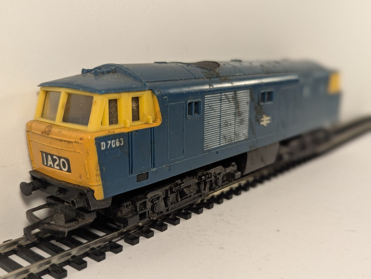 Hornby OO Gauge Class 35 Hymek Locomotive D7063 BR Blue R758 Spares or Repair