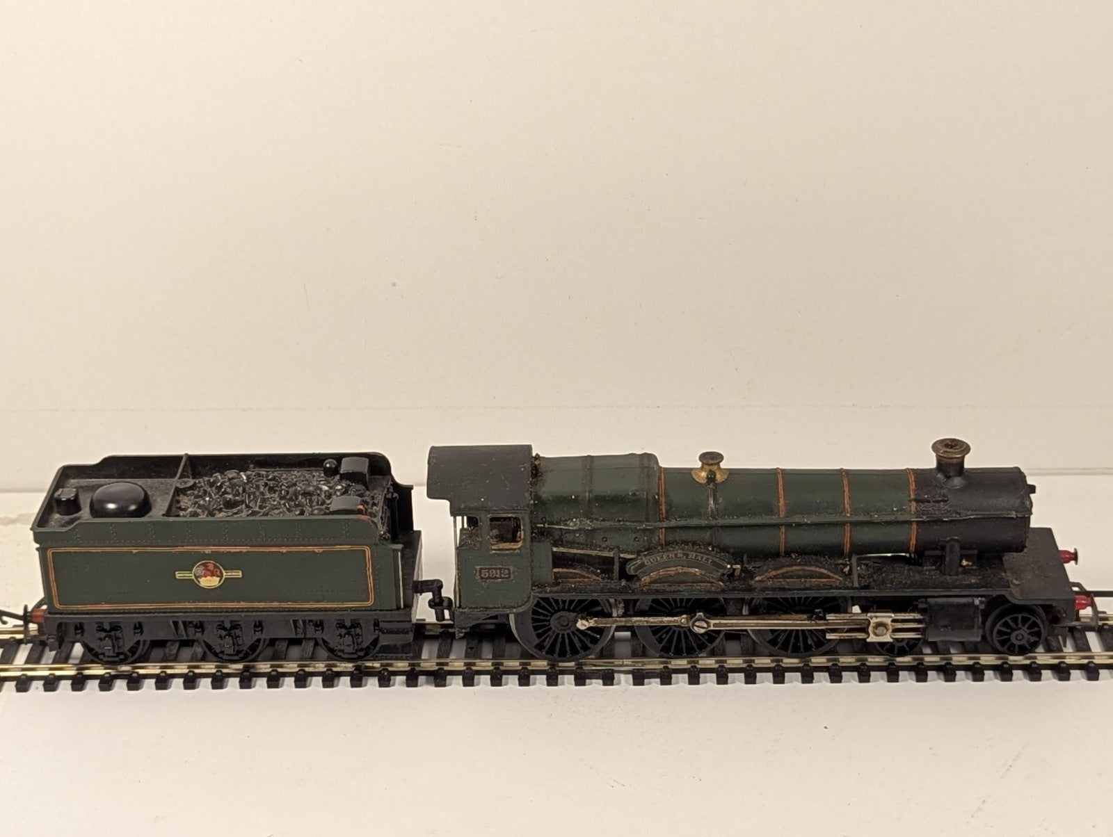 Tri-ang OO Gauge GWR Hall Class 4-6-0 'Queen's Hall' Locomotive 591