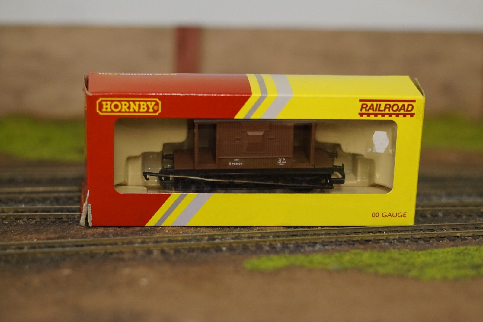 Hornby R6368 OO Gauge BR 20 Ton Brake Van Bauxite