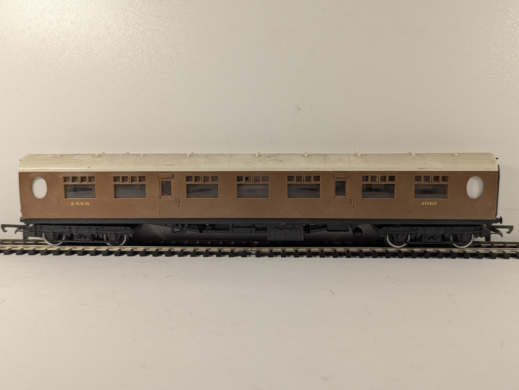 Tri-ang OO Gauge LNER Main Line Composite Coach Passenger Coach 1010 LNER Teak