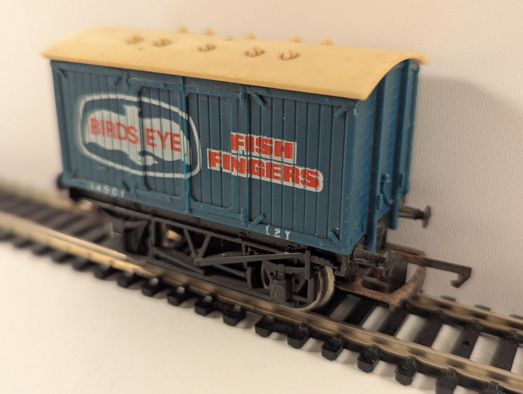 Hornby R105 OO Gauge Birds Eye Fish Fingers Closed Van