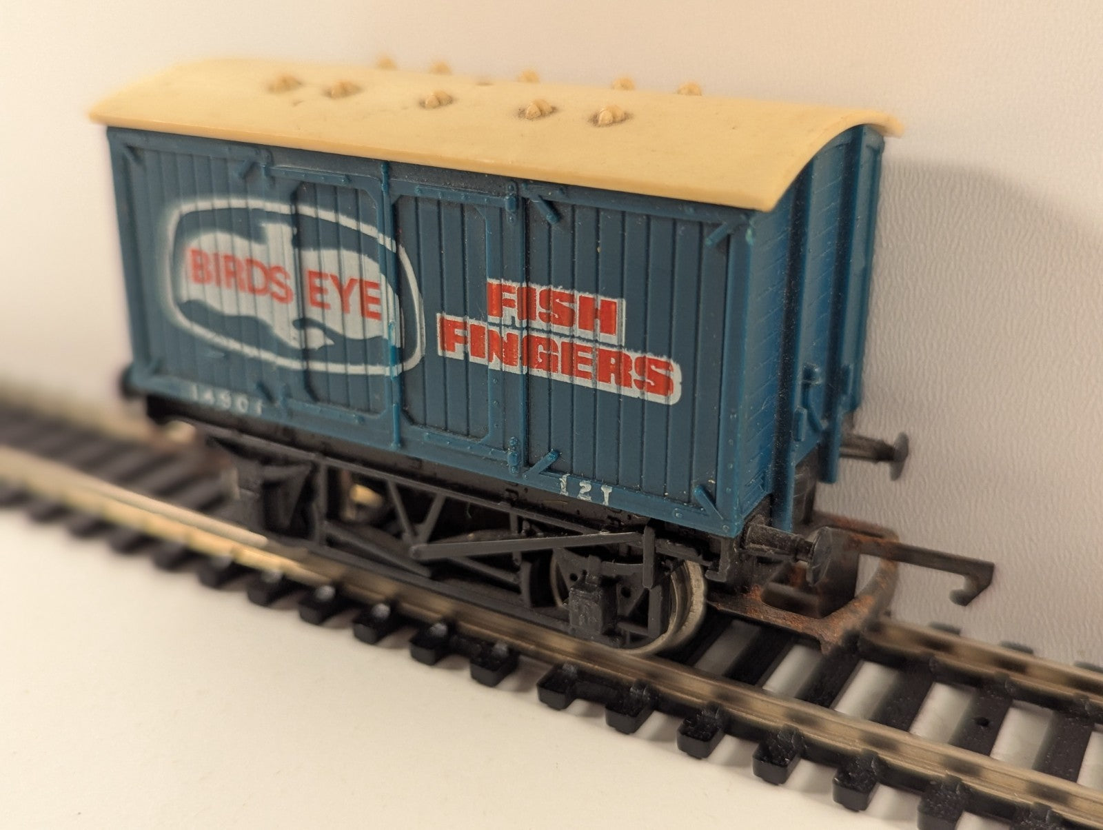 Hornby R105 OO Gauge Birds Eye Fish Fingers Closed Van