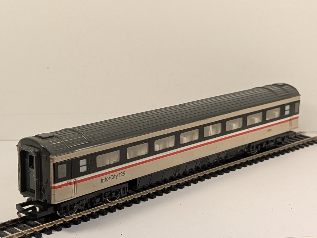 Hornby R439 OO Gauge BR Mk3 Coach TSO 42251 InterCity 125