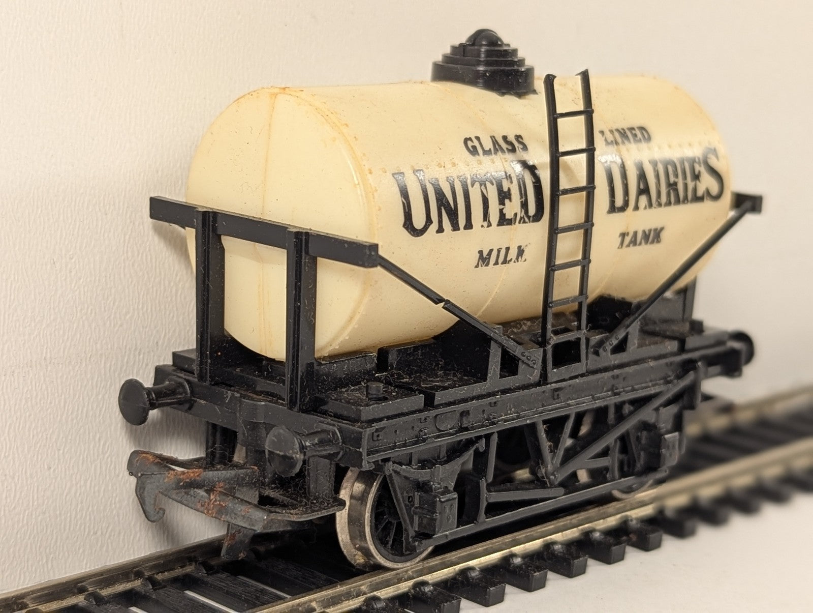 Tri-ang OO Gauge United Dairies Milk Tank Wagon Goods Wagon R127